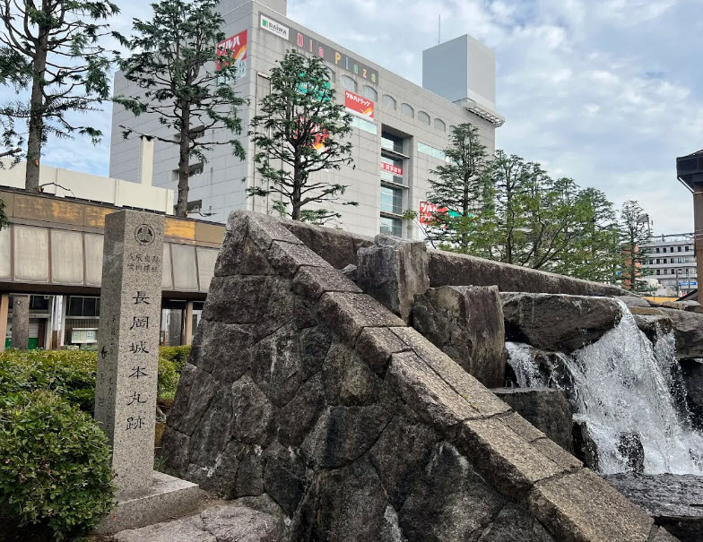 Nagaokajō Honmaru-ato monument, Japan